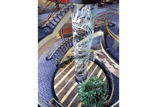 El Atrium del MS Prinsendam con su escultura de cristal